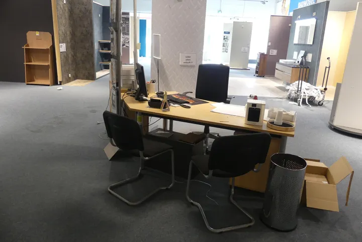 Verkaufsarbeitsplatz, mit Inhalt ohne Drucker